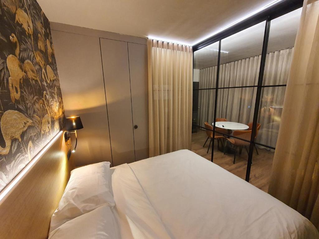 A bed or beds in a room at Porta Romana Gold Suite