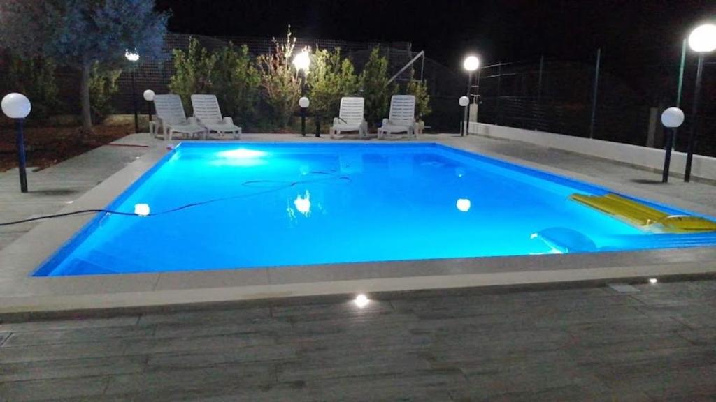 Bazén v ubytování Debel house nebo v jeho okolí
