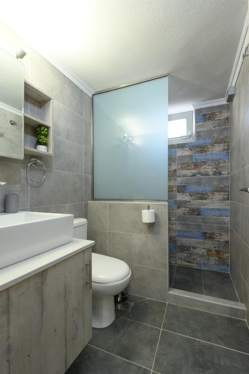 A bathroom at EA Lofthouse
