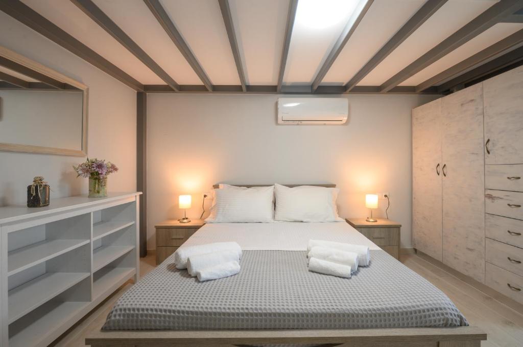 A bed or beds in a room at EA Lofthouse