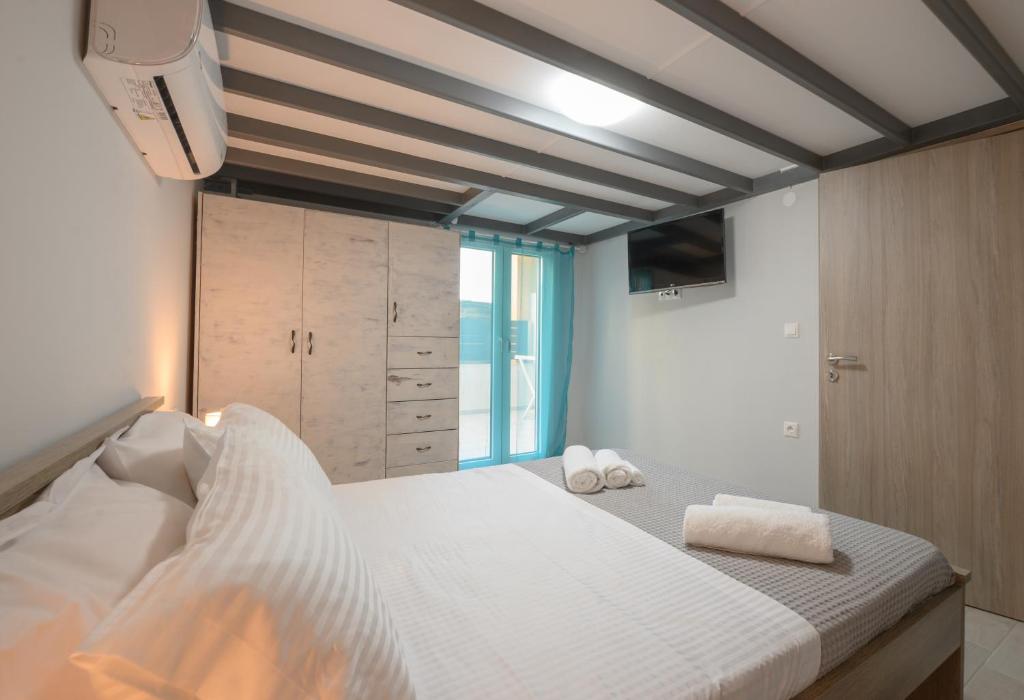 A bed or beds in a room at EA Lofthouse