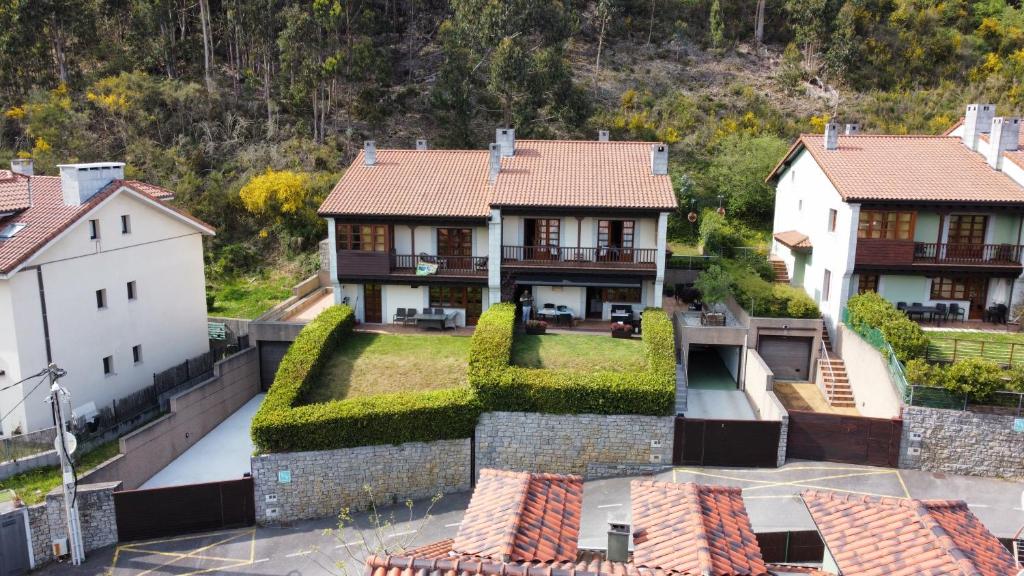 uma vista aérea de uma casa com um quintal em Casas El Castañedu em Niembro