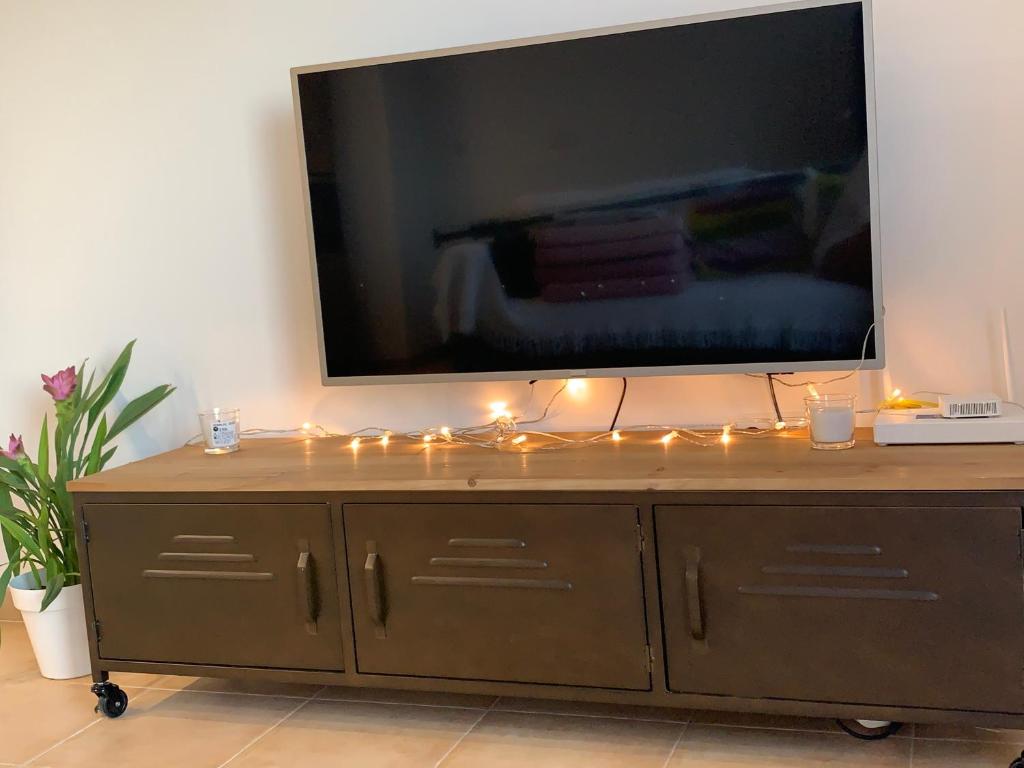 Televízia a/alebo spoločenská miestnosť v ubytovaní Home Bóveda Salobreña