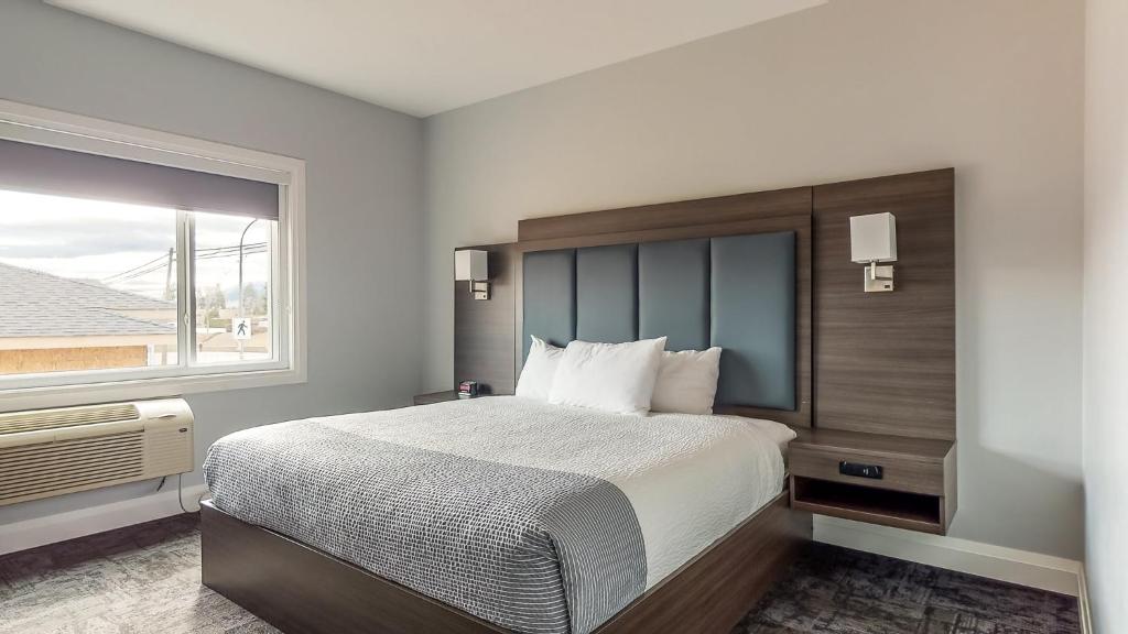 Postel nebo postele na pokoji v ubytování Park Inn by Radisson Osoyoos