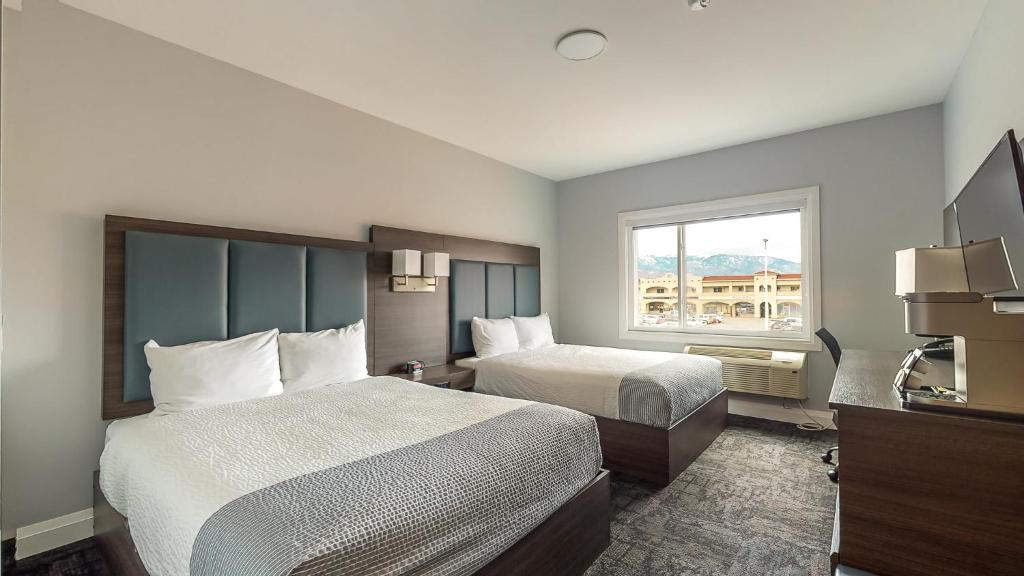 Postel nebo postele na pokoji v ubytování Park Inn by Radisson Osoyoos