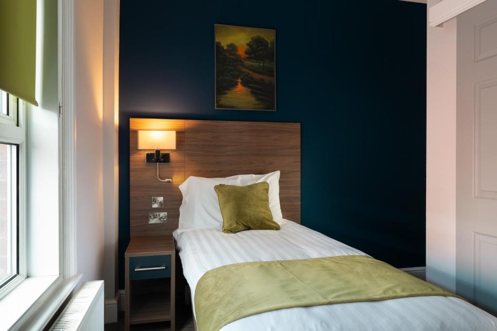 St Andrews Hotel - Single Room With Private Bathroom