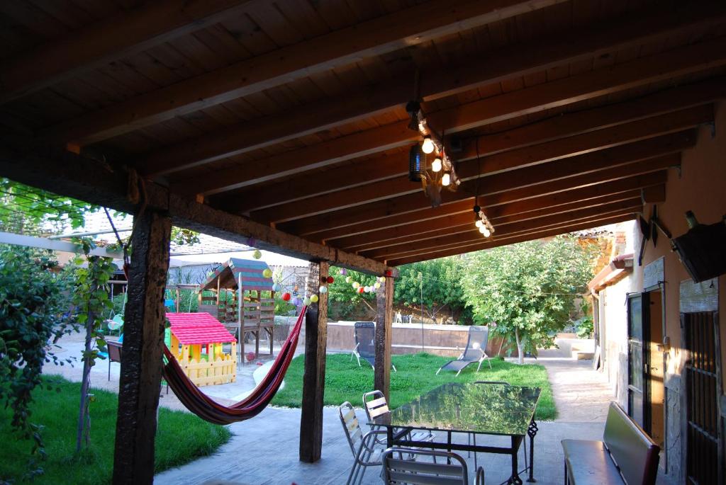 eine Terrasse mit einer Hängematte und einem Spielplatz in der Unterkunft El Rincón de Arabayona in Arabayona