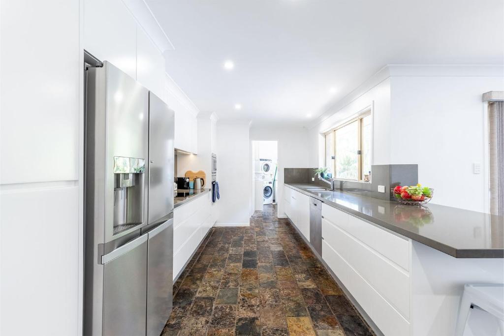 Cucina o angolo cottura di Kanimbla House 15 Kanimbla Dr - air con, WiFi and pet friendly