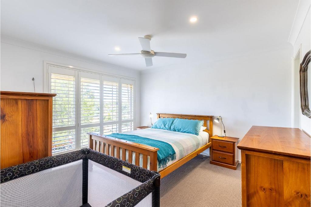 Letto o letti in una camera di Kanimbla House 15 Kanimbla Dr - air con, WiFi and pet friendly