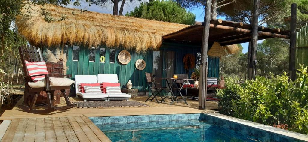 ein Haus mit einem Pool neben einem Resort in der Unterkunft Ying Yang Monte da Lua in Comporta