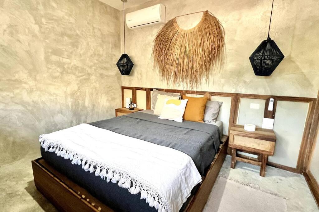 En eller flere senge i et værelse på Casa Changuito jungle-based villa in Tulum