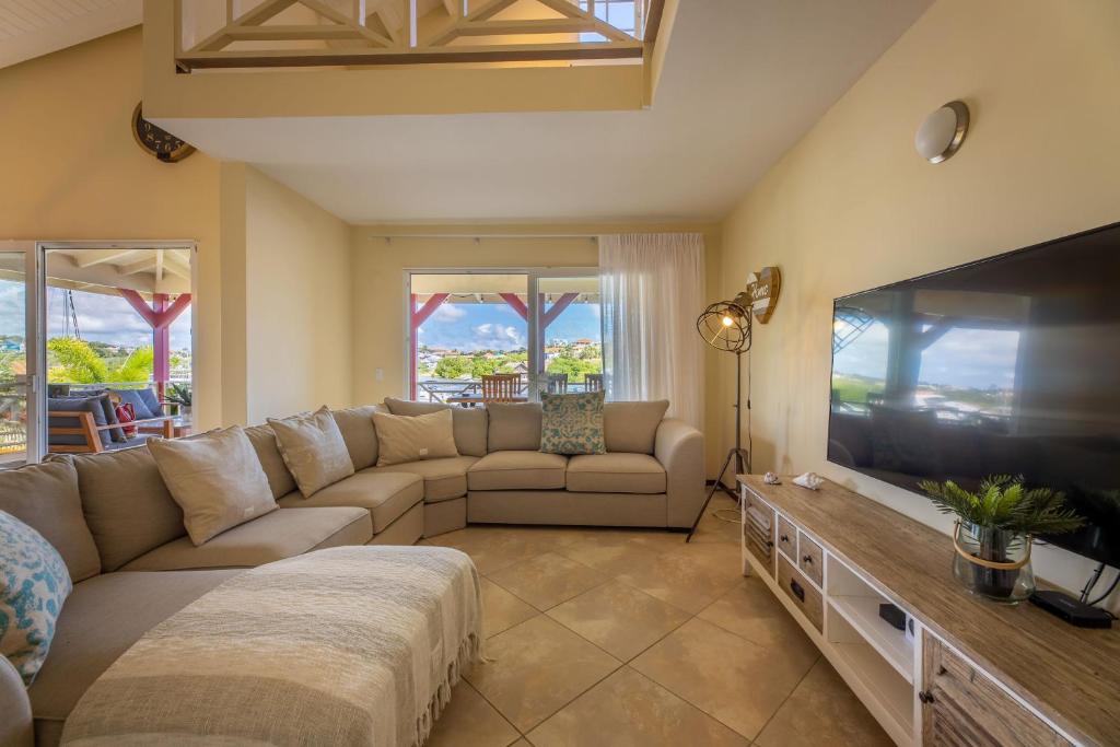 TV a/nebo společenská místnost v ubytování Spanish Water Marina Apartments