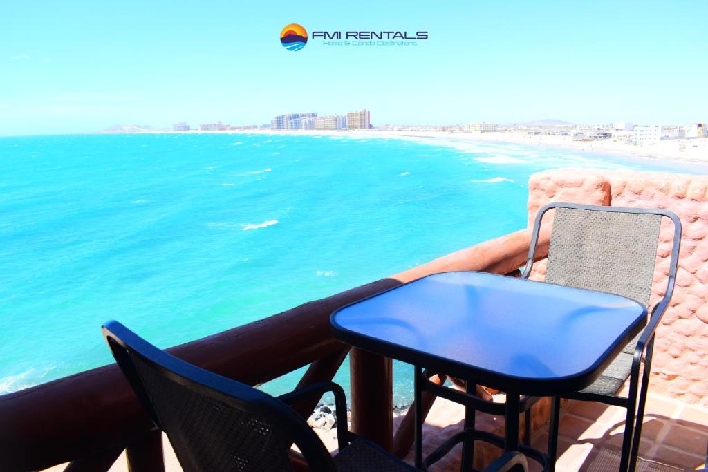 - un balcon avec deux chaises et une table donnant sur l'océan dans l'établissement Marina Pinacate C-502, à Puerto Peñasco