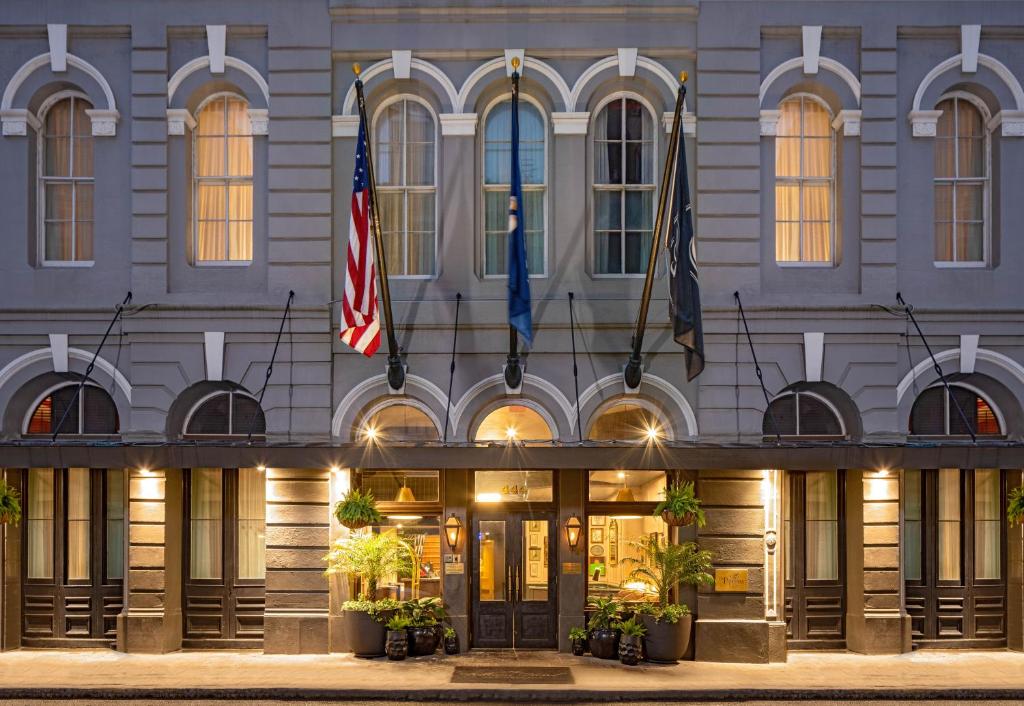 un hotel con dos banderas delante en Pelham Hotel, en Nueva Orleans