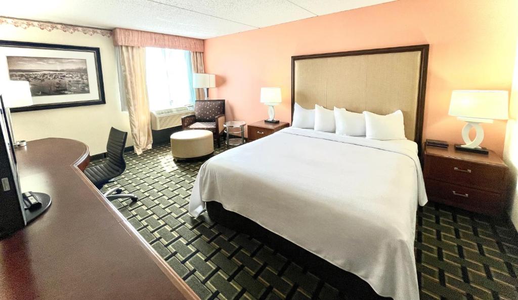 Postel nebo postele na pokoji v ubytování Fairbridge Hotel Cleveland East