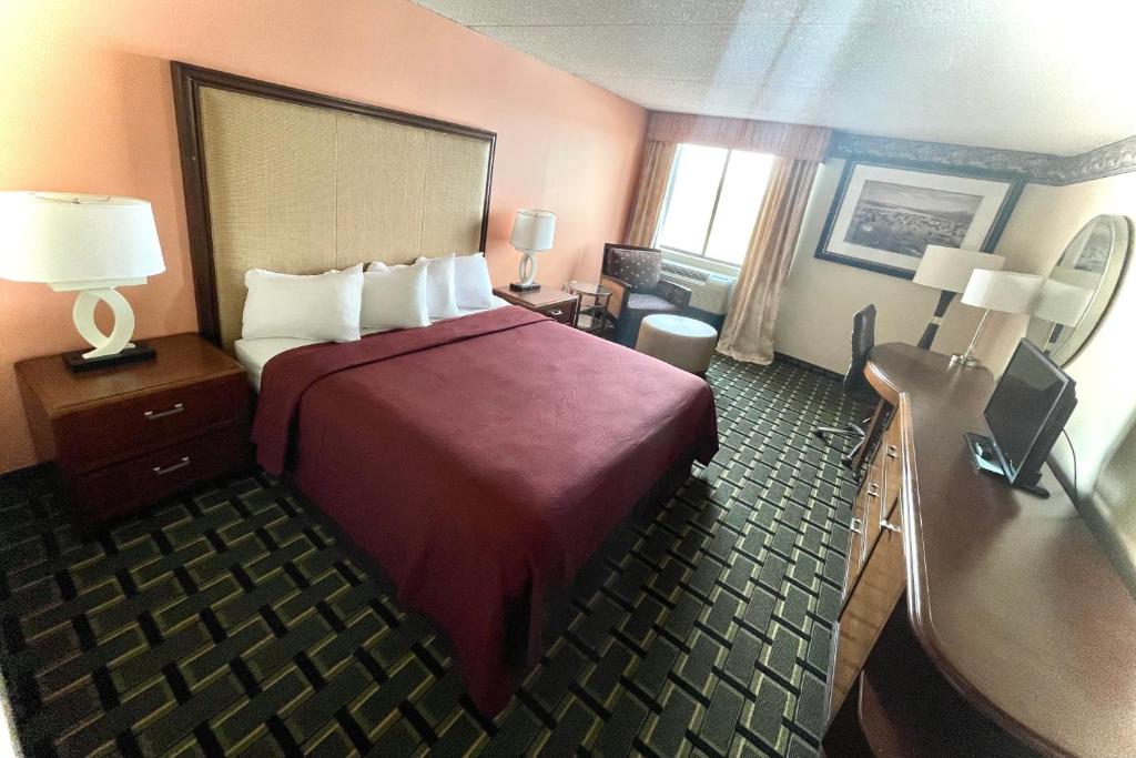 Fairbridge Hotel Cleveland East - King Room - Disability Access
