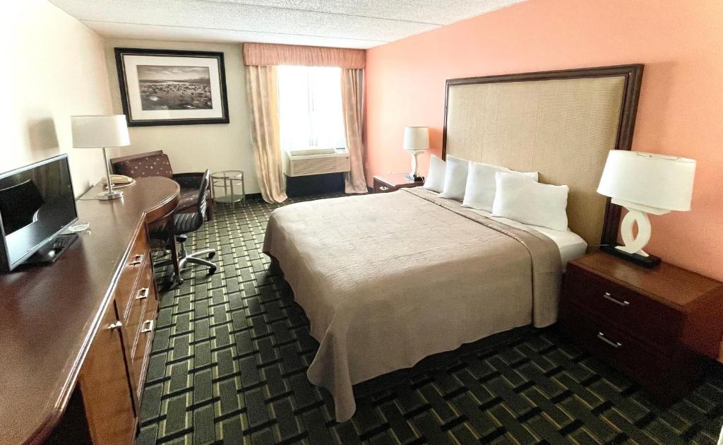 Fairbridge Hotel Cleveland East - Standard King Room