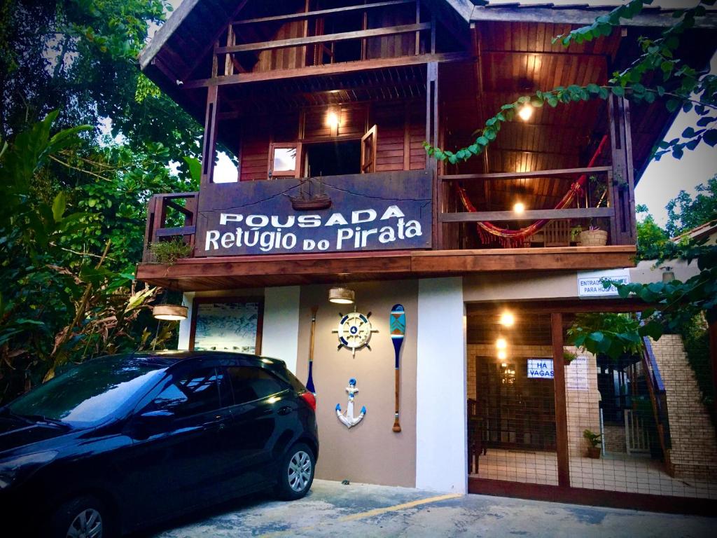 三一市的住宿－Pousada Refugio do Pirata，停在大楼前的一辆黑色汽车