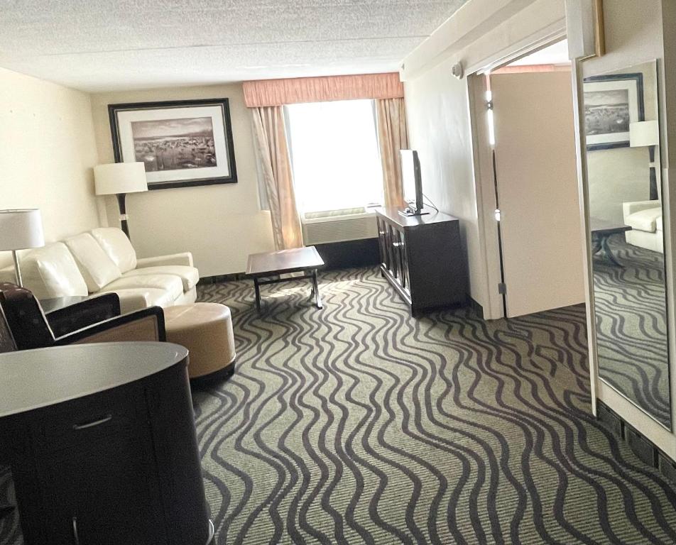 Fairbridge Hotel Cleveland East - King Suite Non-Smoking