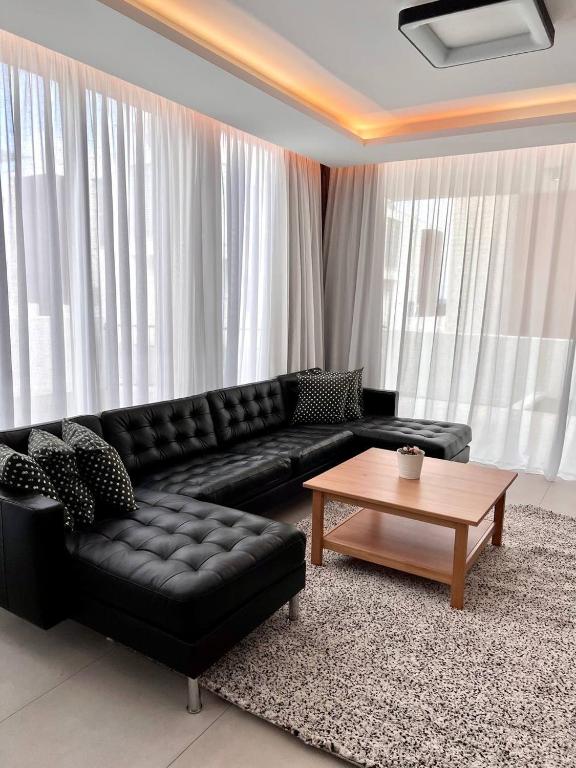 Posezení v ubytování Luxury 2-floor Villa with Private Swimming Pool