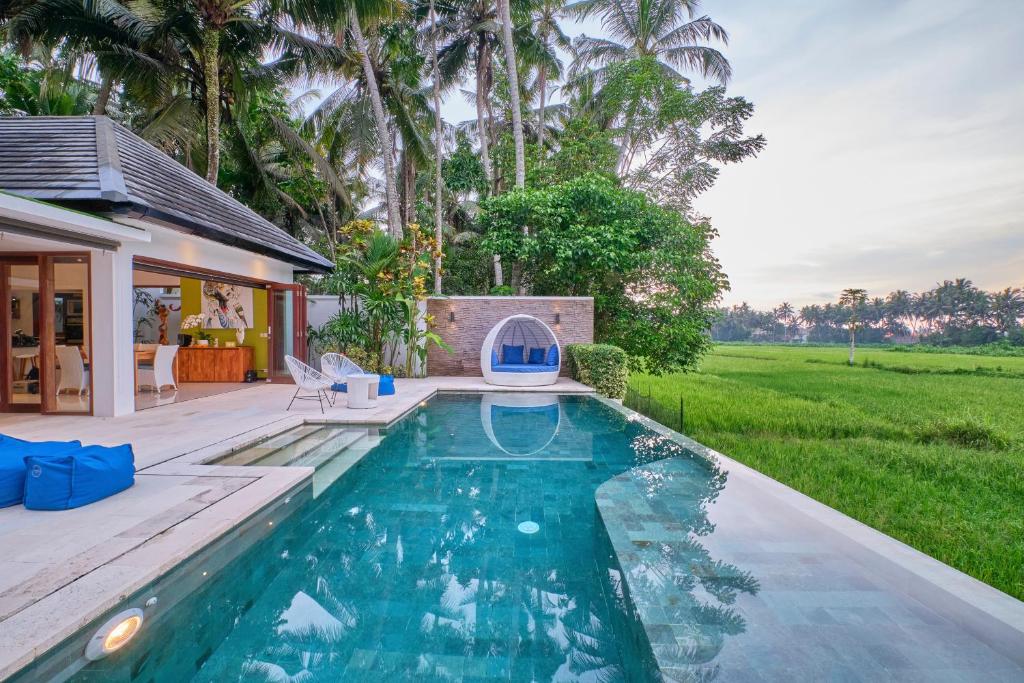 una piscina en el patio trasero de una casa en Villa Balinese Luxurious Elegance en Ubud