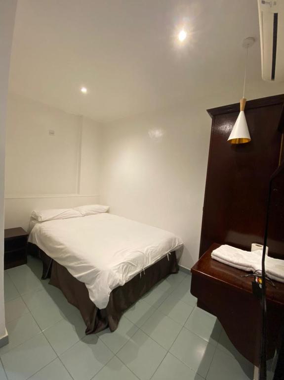 Postel nebo postele na pokoji v ubytování HOTEL MIRAMA 美麗華酒店