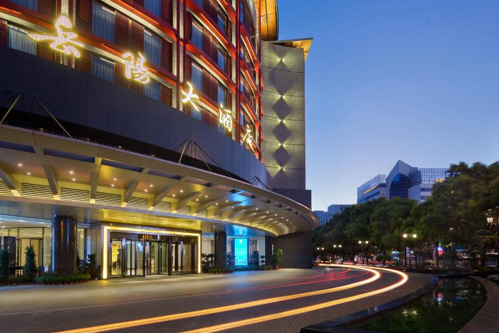 eine Stadtstraße mit einem Gebäude mit Licht an in der Unterkunft Yue Yang Hotel in Yueyang