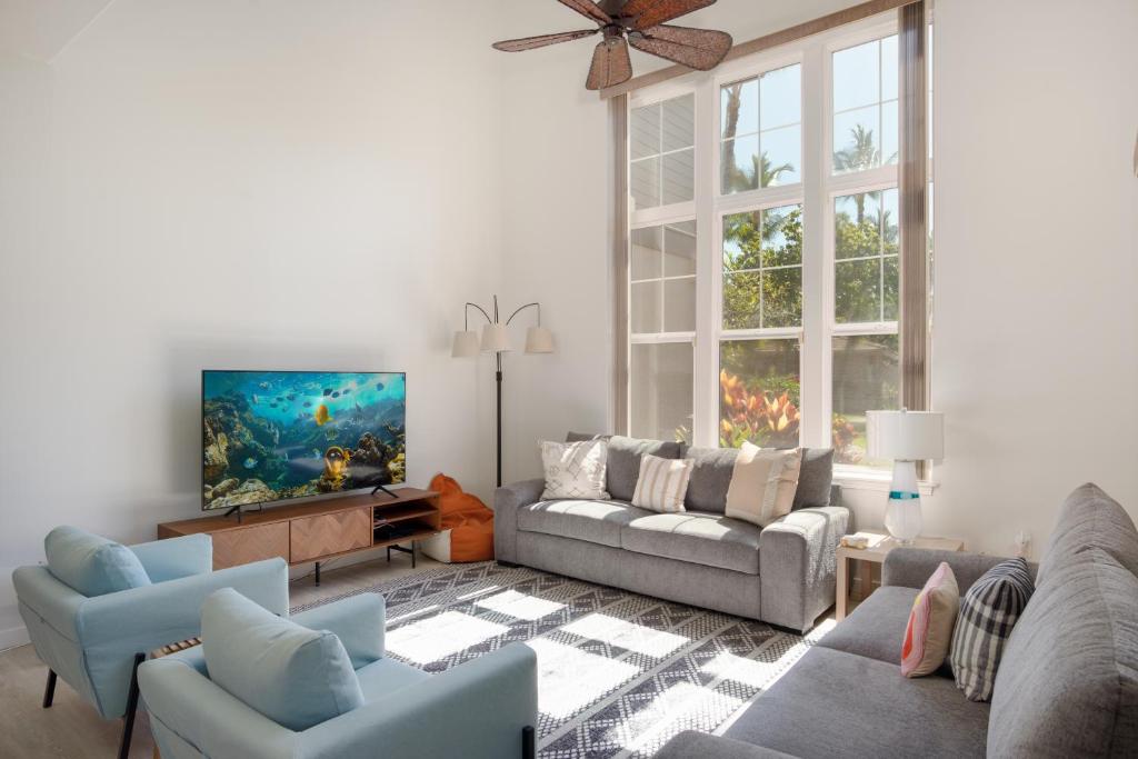 Waikoloa Colony Villas #2105 في وايكولوا: غرفة معيشة مع كنبتين وتلفزيون