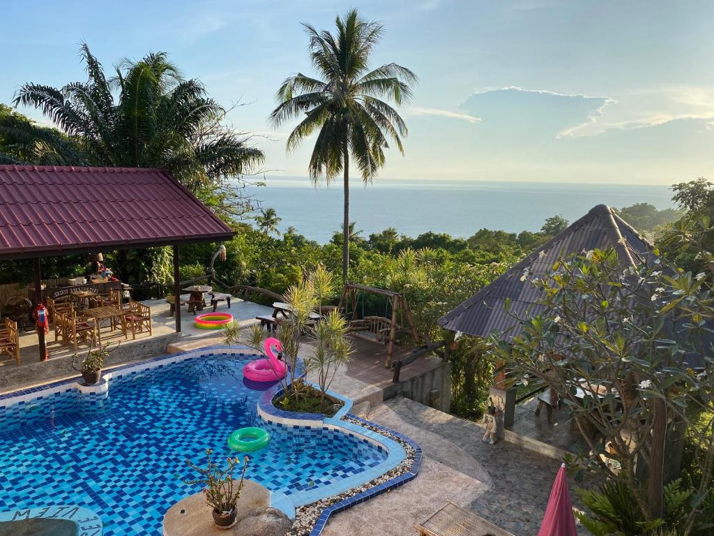 einen Außenpool mit Meerblick in der Unterkunft Sairee View Resort in Ko Tao