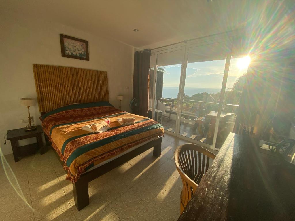 Ein Bett oder Betten in einem Zimmer der Unterkunft Sairee View Resort