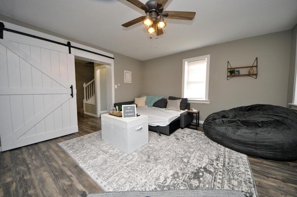 Quaint Bungalow near Main Street, St. Charles (updated prices 2024)