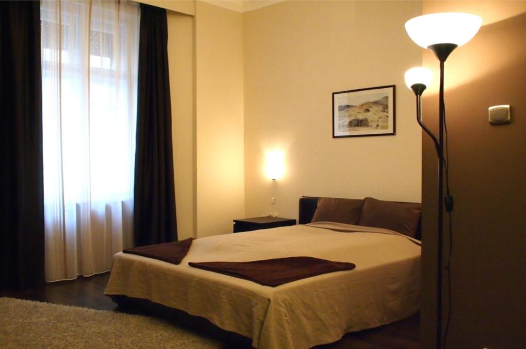 Postel nebo postele na pokoji v ubytování Budapest Suites