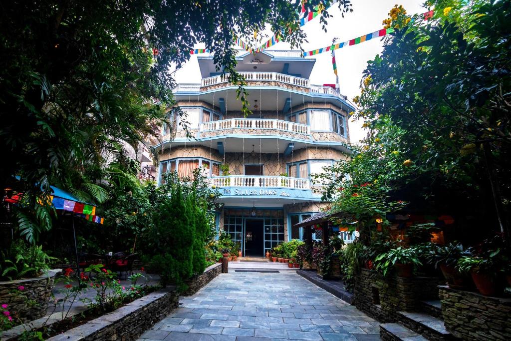 een groot gebouw met een loopbrug ervoor bij Hotel Silver Oaks Inn in Pokhara