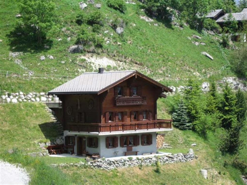 una casa sul fianco di una collina di Chalet Verano a Grimentz