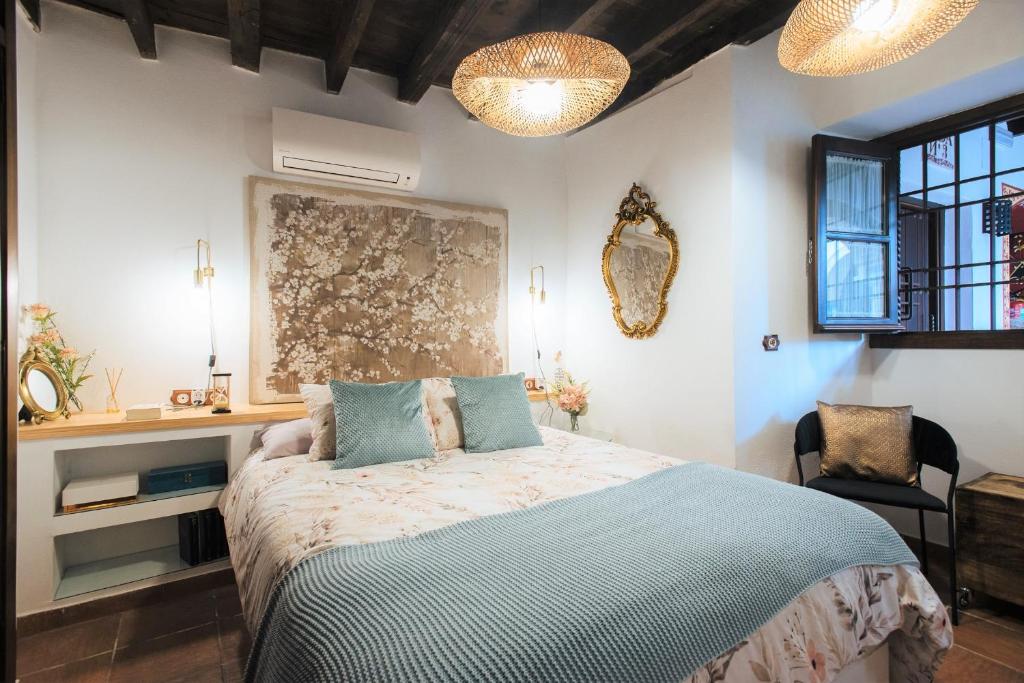 1 dormitorio con 1 cama, escritorio y ventanas en Corduba Suite, en Córdoba