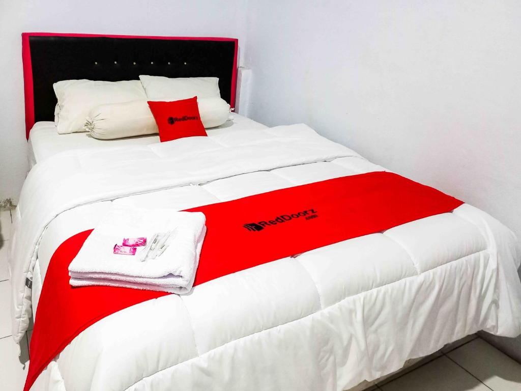 Postel nebo postele na pokoji v ubytování RedDoorz @ Lolak Bolaang Mongondow