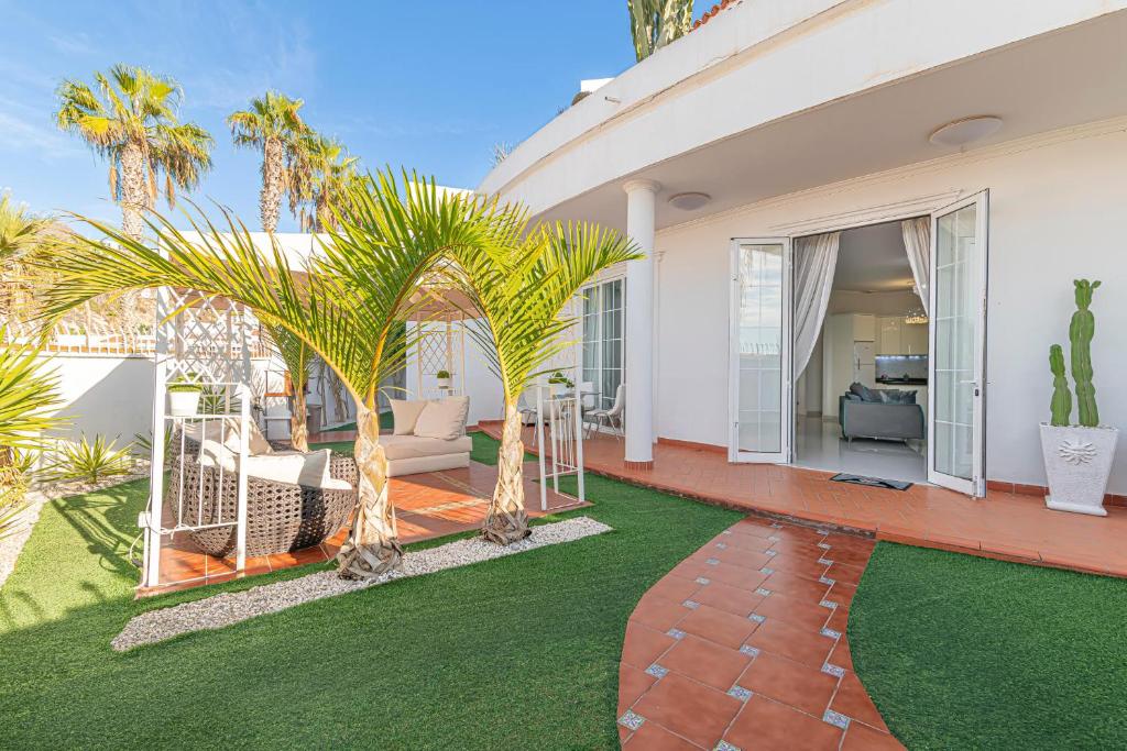 una casa con palme nel cortile di Apartment Andrea ad Adeje