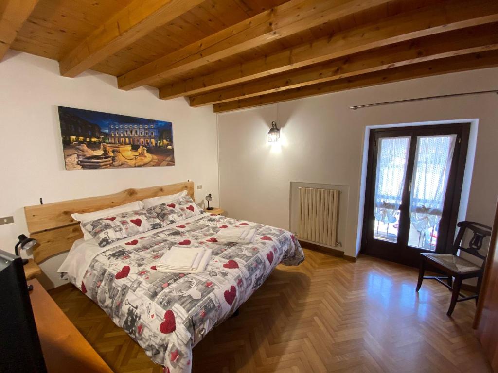 1 dormitorio con 1 cama y suelo de madera en CABALDO, en Ranica