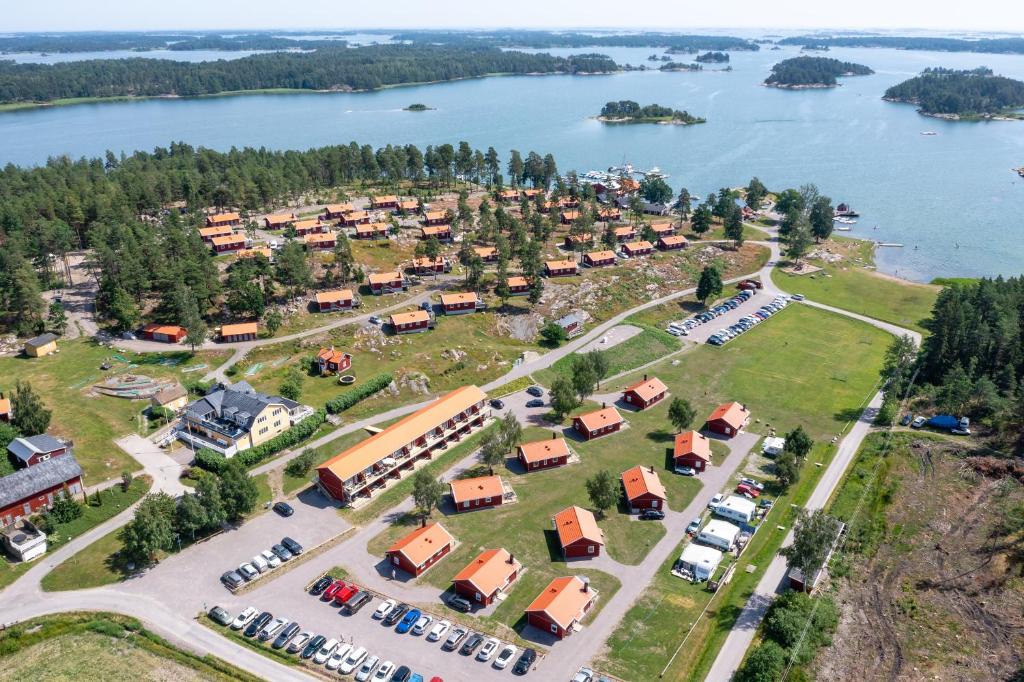 Skärgårdsbyn S:t Anna في Mon: اطلالة جوية على منتجع بجانب بحيرة