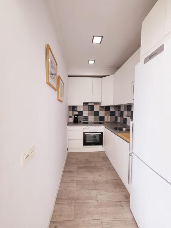 Kuchnia lub aneks kuchenny w obiekcie Stylish 3 Bedroom Penthouse in Marbella Centre with Large Pool close to the Beach