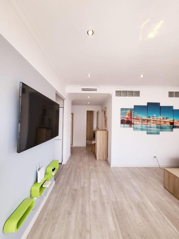 Telewizja i/lub zestaw kina domowego w obiekcie Stylish 3 Bedroom Penthouse in Marbella Centre with Large Pool close to the Beach