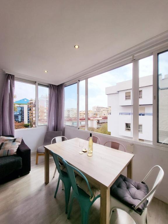 salon ze stołem, krzesłami i kanapą w obiekcie Stylish 3 Bedroom Penthouse in Marbella Centre with Large Pool close to the Beach w Marbelli