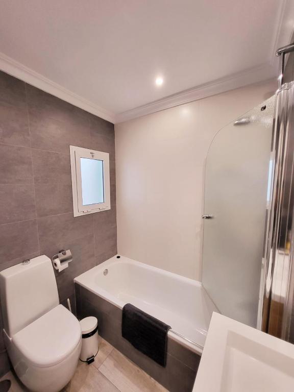 Łazienka w obiekcie Stylish 3 Bedroom Penthouse in Marbella Centre with Large Pool close to the Beach