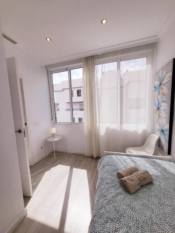 Łóżko lub łóżka w pokoju w obiekcie Stylish 3 Bedroom Penthouse in Marbella Centre with Large Pool close to the Beach