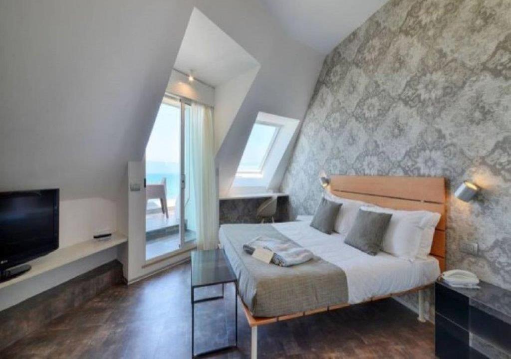 Postel nebo postele na pokoji v ubytování Hotel Rex - Fronte mare Riccione