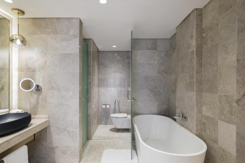 Koupelna v ubytování Maani Muscat Hotel & Suites