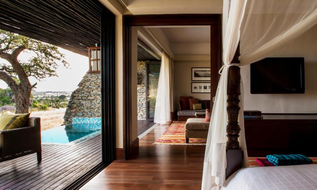 Een bed of bedden in een kamer bij Four Seasons Safari Lodge Serengeti