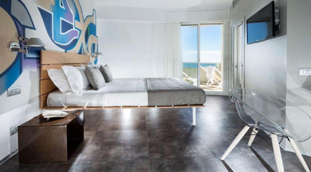 Postel nebo postele na pokoji v ubytování Hotel Rex - Fronte mare Riccione