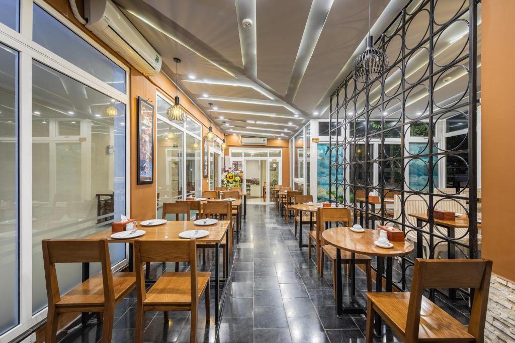 Restaurace v ubytování A25 Hotel - 23 Quán Thánh