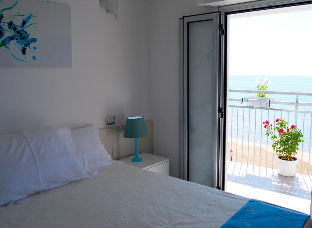 Posteľ alebo postele v izbe v ubytovaní B&B Capo Rizzuto fronte Mare
